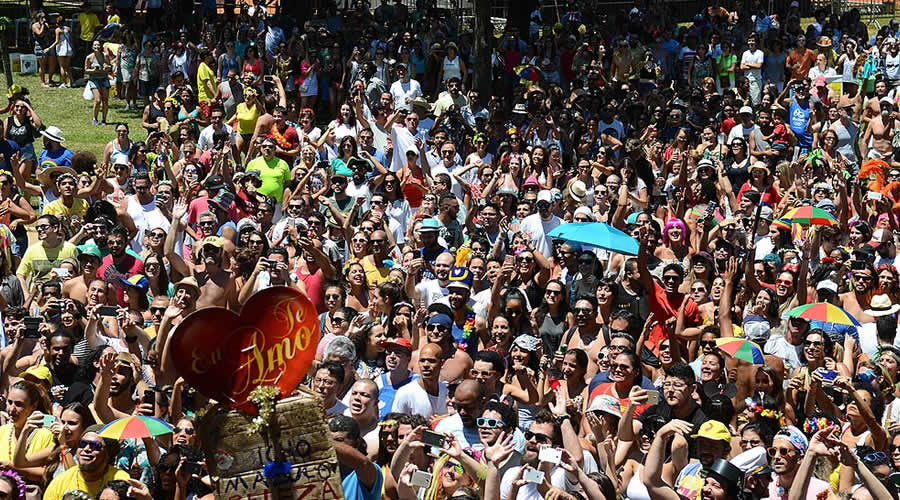 Foto, pessoas no carnaval curtindo os blocos de rua.