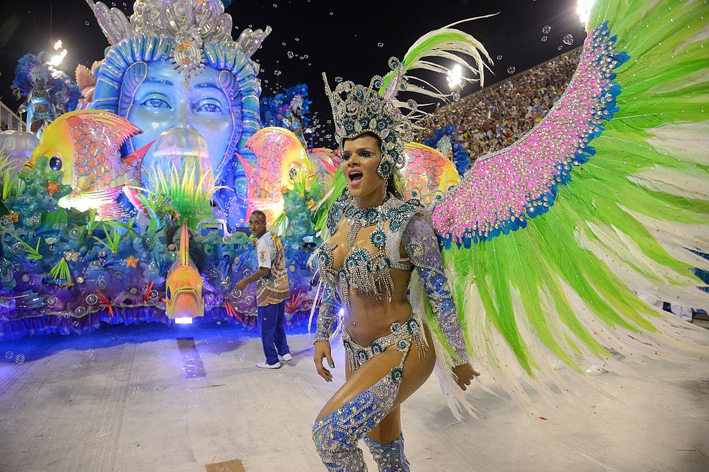 Carro alegórico e dançarina de escola de samba na Sapucaí.