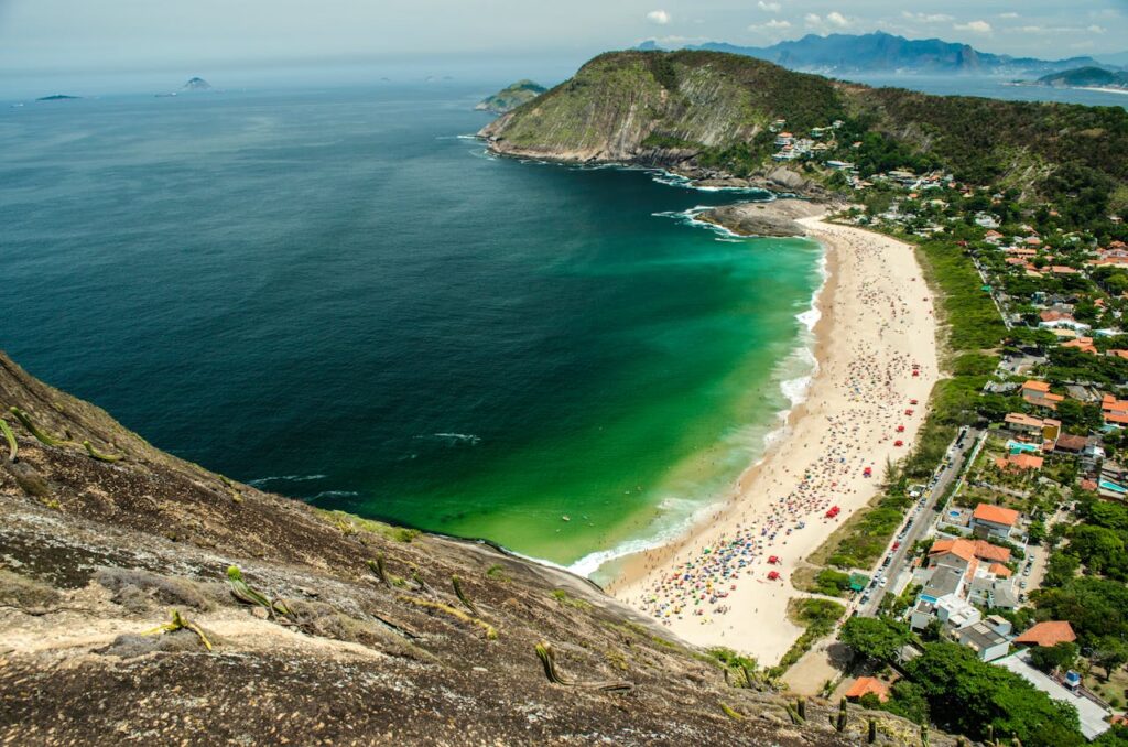 Foto da praia de Itacoatiara.