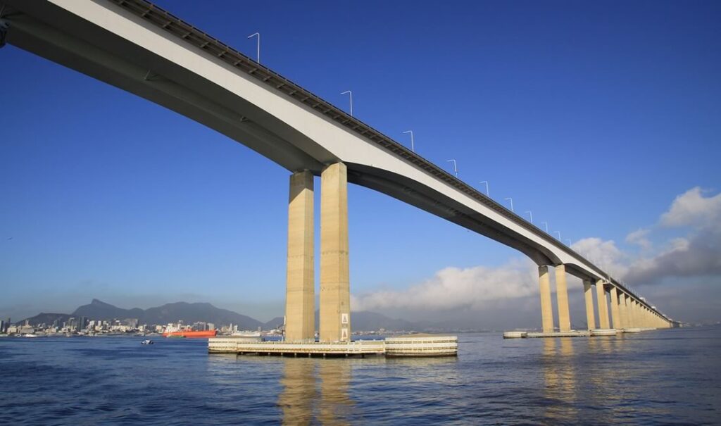 Ponte Rio-Niterói vista em foto tirada de embarcação.