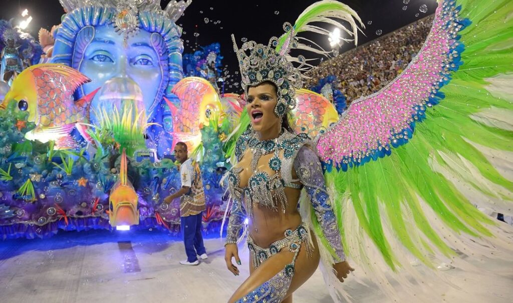 Foto Desfile de escola de Samba, Rainha de bateria fantasiada. 