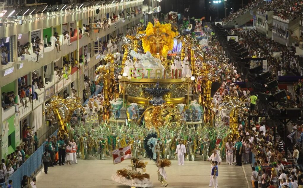 Desfile na Marquês de sapucaí, quem está na avenida é a Estácio.