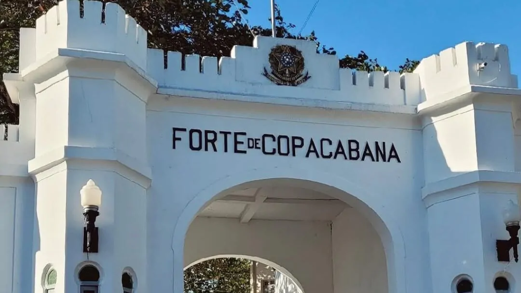 Foto frente do forte de Copacabana.