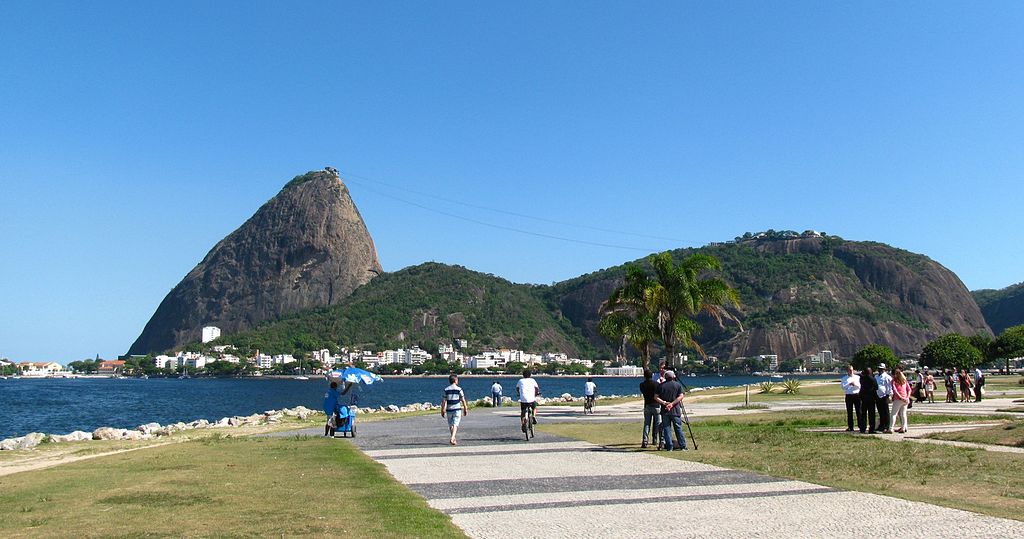 Foto do Aterro do Flamengo com vista para o Pão de Açúcar.