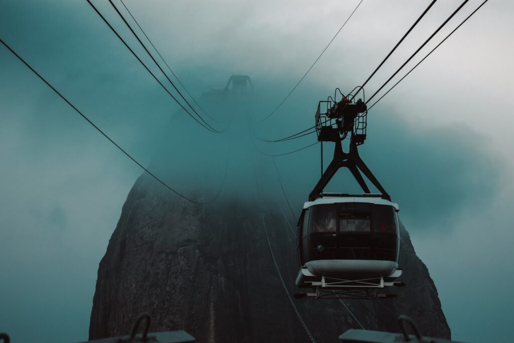 Bondinho, Rio de Janeiro. Subindo o morro da Urca.