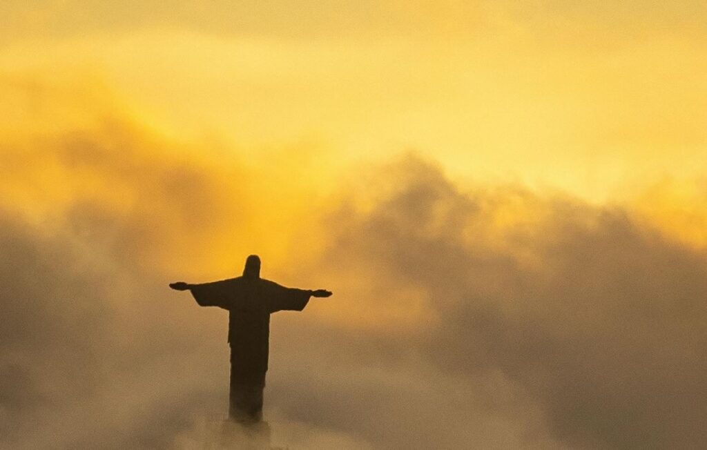 Cristo Redentor no Rio de Janeiro ao pôr do sol.