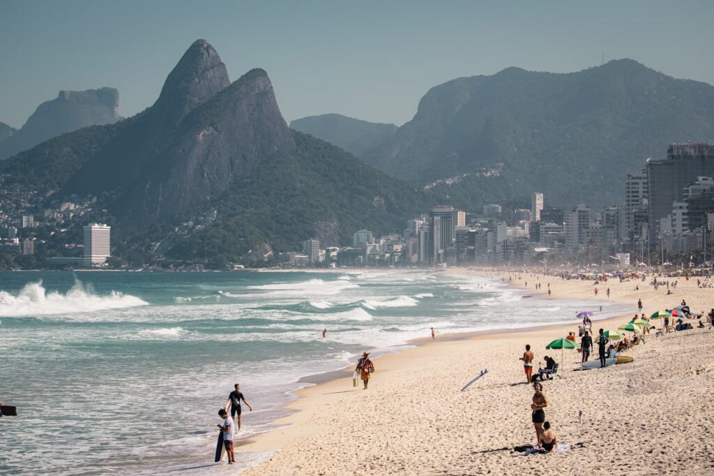 Praia de Ipanema, Rio de Janeiro, vista para o morro dois irmãos.