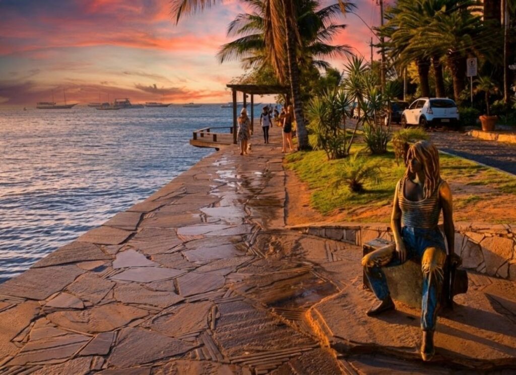 Réveillon 2026 em Búzios 2 Orla Bardot com por do sol ao fundo