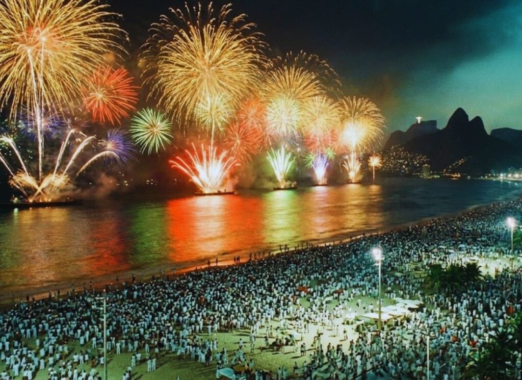 Réveillon Rio de Janeiro 2026: Guia Completo da Maior Festa do Mundo 1 Foto de fogos de artifício na virada de ano do Rio.