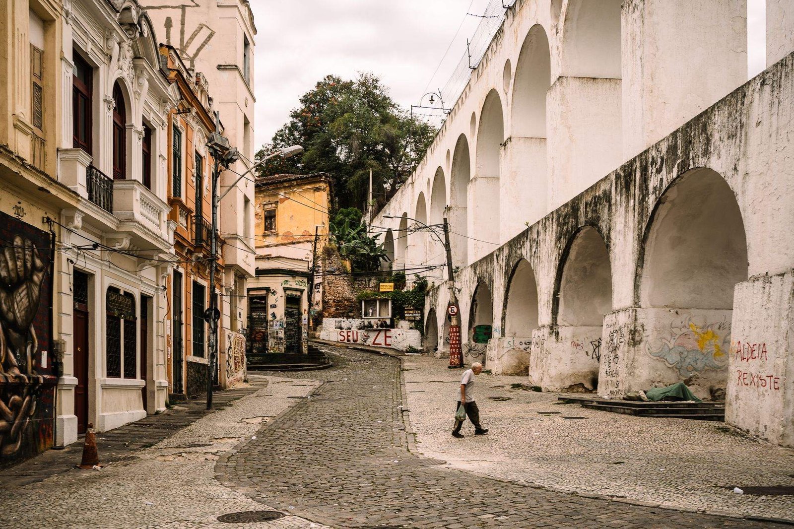 Roteiro de 3 Dias no Rio de Janeiro: o Essencial 4 Arcos da Lapa iluminados à noite, estrutura histórica do século XVIII no centro do Rio de Janeiro