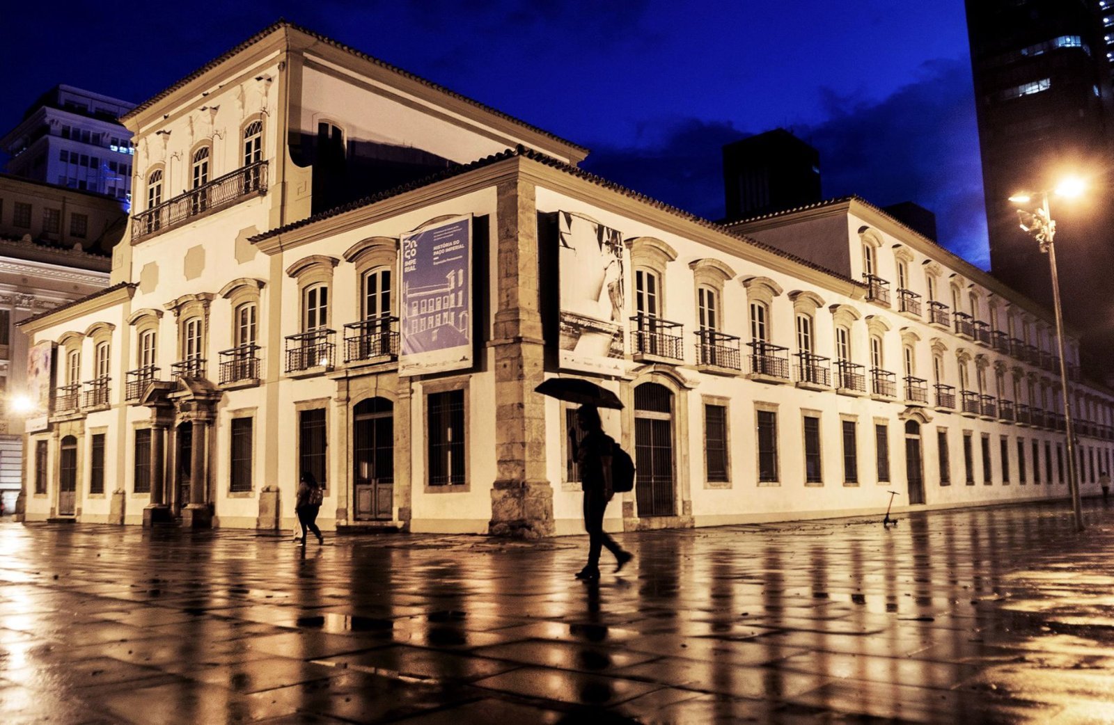 Escadaria Selarón: Guia Completo para Visitar e Fotografar 2 Arcos da Lapa iluminados ao entardecer no Rio de Janeiro