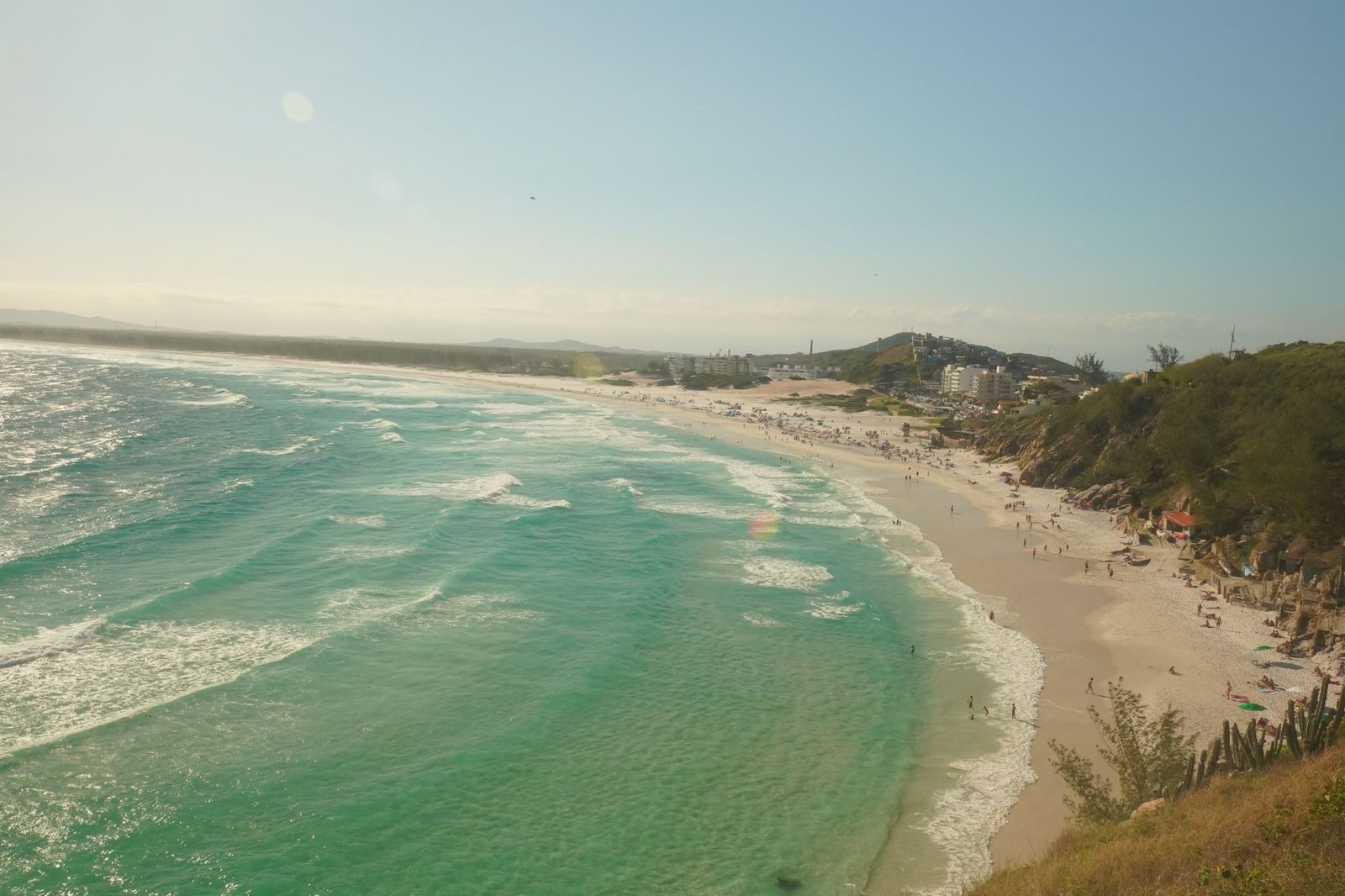 Roteiro de 5 Dias no Rio de Janeiro: Praias, Trilhas e Cultura 3 Vista aérea panorâmica da Praia Grande em Arraial do Cabo com água azul cristalina e montanhas ao fundo