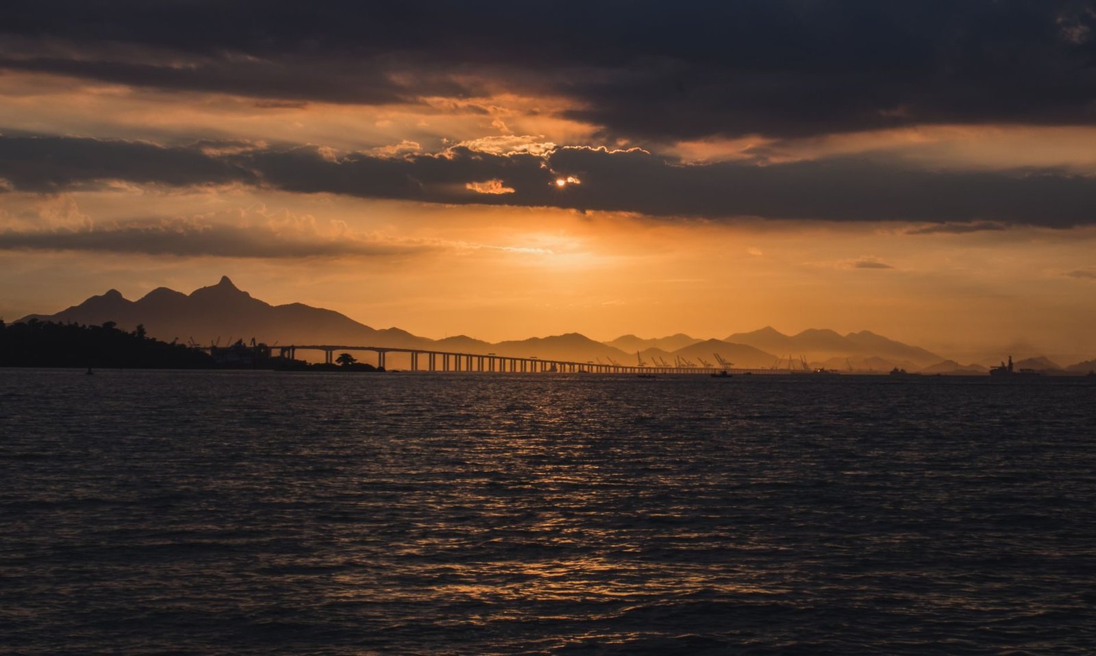 Ilha de Paquetá: Bate-Volta de Barco pela Baía de Guanabara 2 Vista da Baía de Guanabara com águas calmas e céu azul