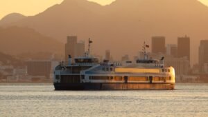 Balsa atravessando a Baía de Guanabara com o Rio de Janeiro ao fundo
