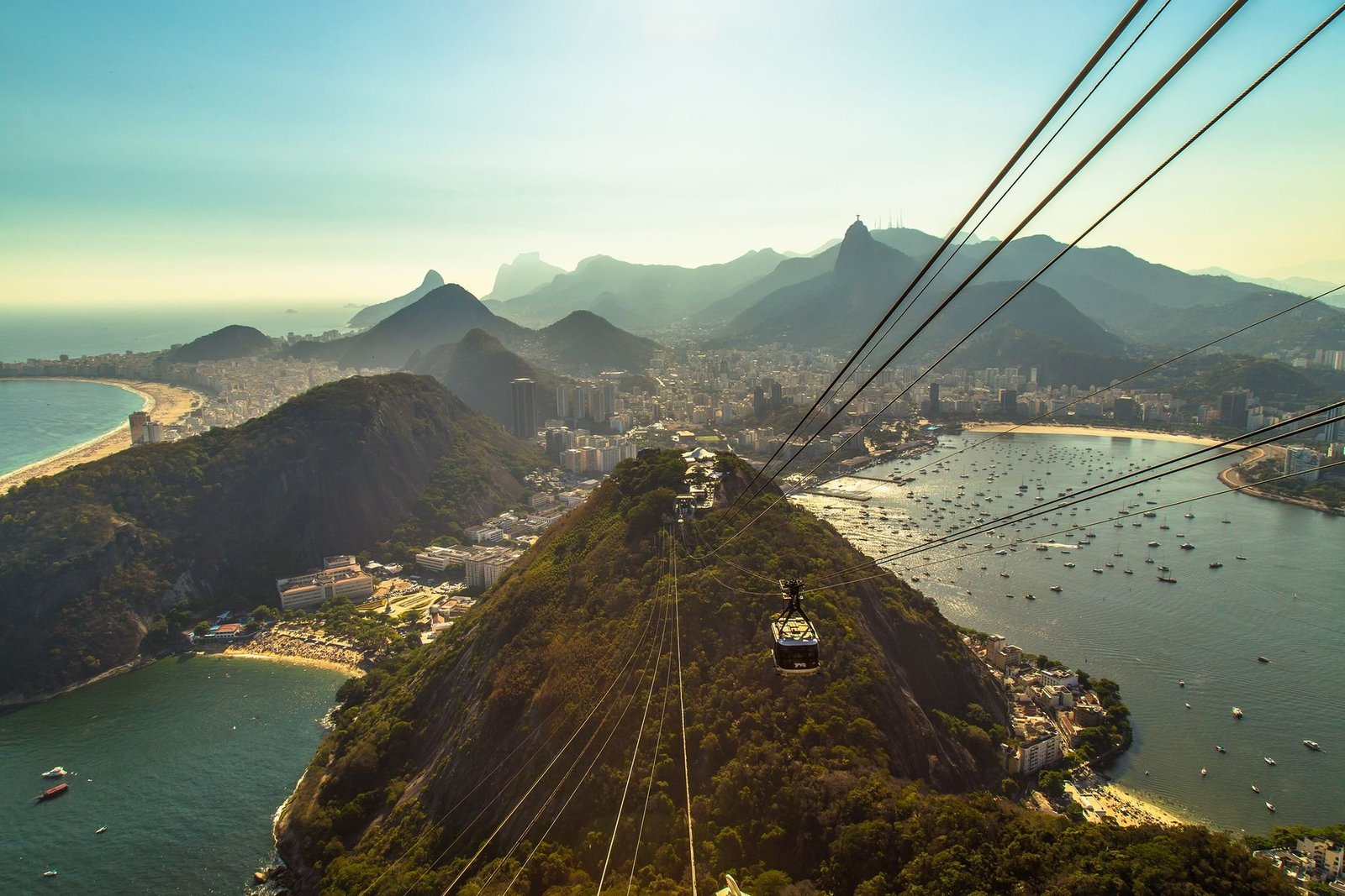 Roteiro de 3 Dias no Rio de Janeiro: o Essencial 2 Bondinho do Pão de Açúcar cruzando o cabo sobre a mata atlântica no Rio de Janeiro
