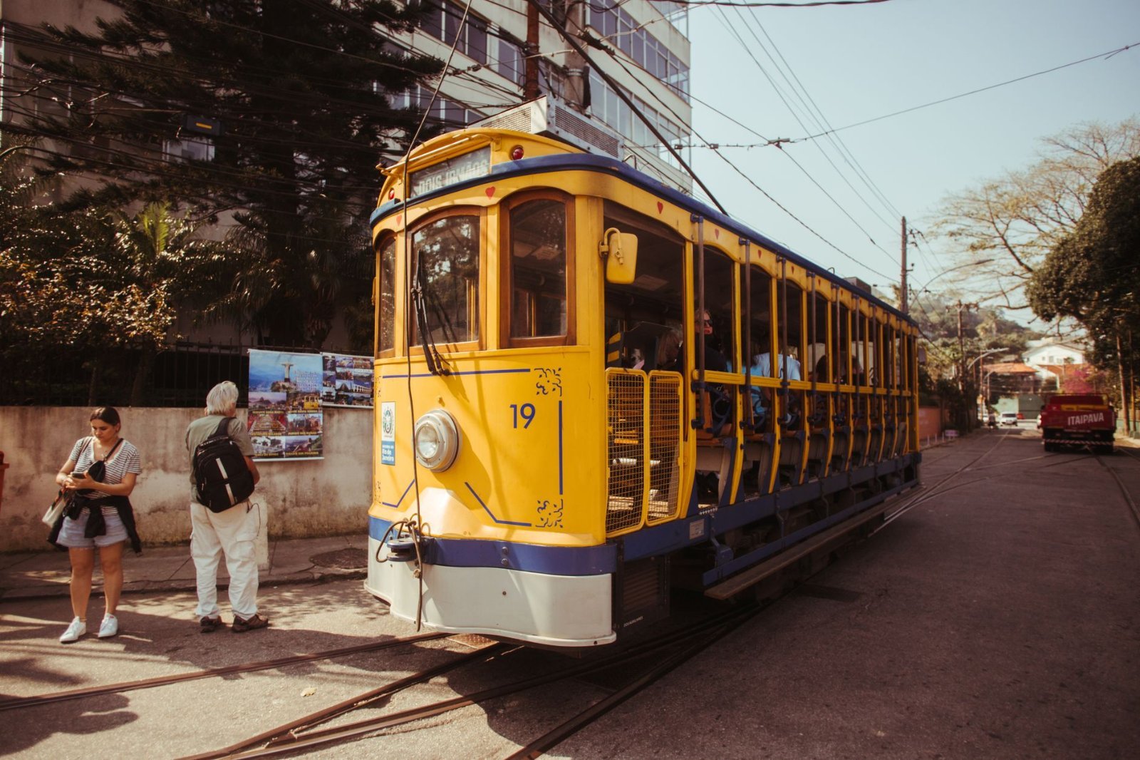 Escadaria Selarón: Guia Completo para Visitar e Fotografar 3 Bondinho amarelo de Santa Teresa nas ruas do Rio de Janeiro