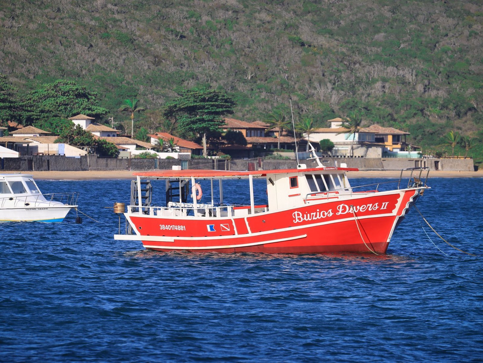 Búzios: Roteiro Completo para Quem Vai pela Primeira Vez 3 Barco de mergulho vermelho ancorado na costa de Búzios