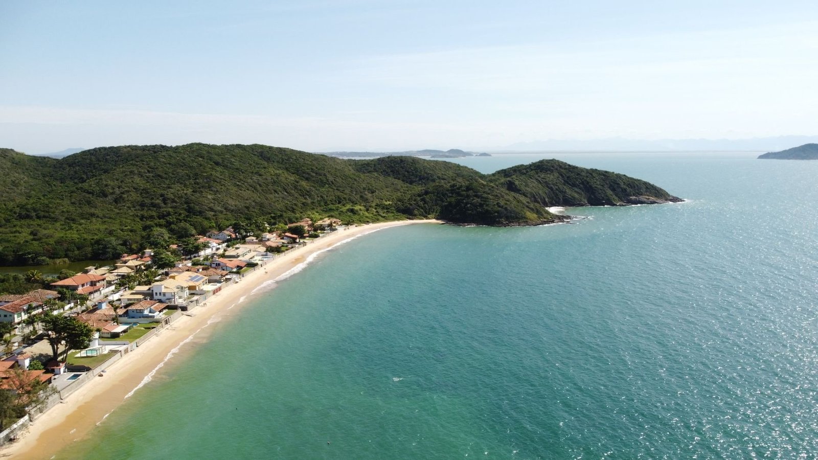 Búzios: Roteiro Completo para Quem Vai pela Primeira Vez 2 Casas coloridas à beira-mar em Búzios, Rio de Janeiro