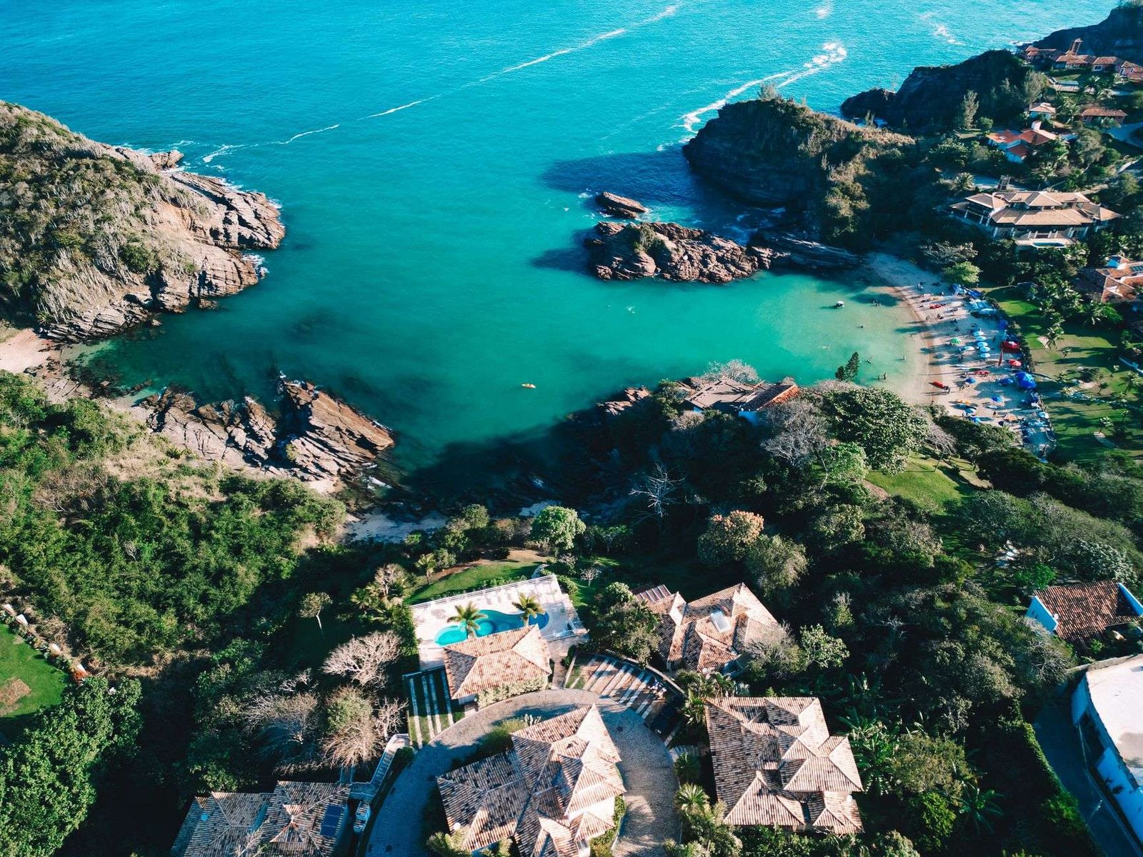 Praia da Tartaruga em Búzios: Charme e Tranquilidade 4 Vista da reserva natural Poça do Gamba na baía de Búzios
