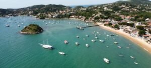 Vista panorâmica da orla de Armação dos Búzios com casas e mar azul ao fundo
