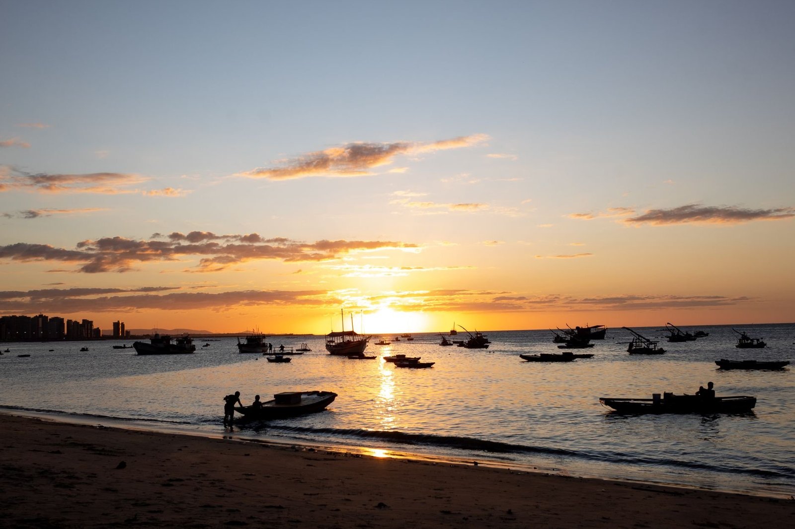 Búzios: Roteiro Completo para Quem Vai pela Primeira Vez 4 Barcos de pesca ancorados ao pôr do sol em litoral brasileiro