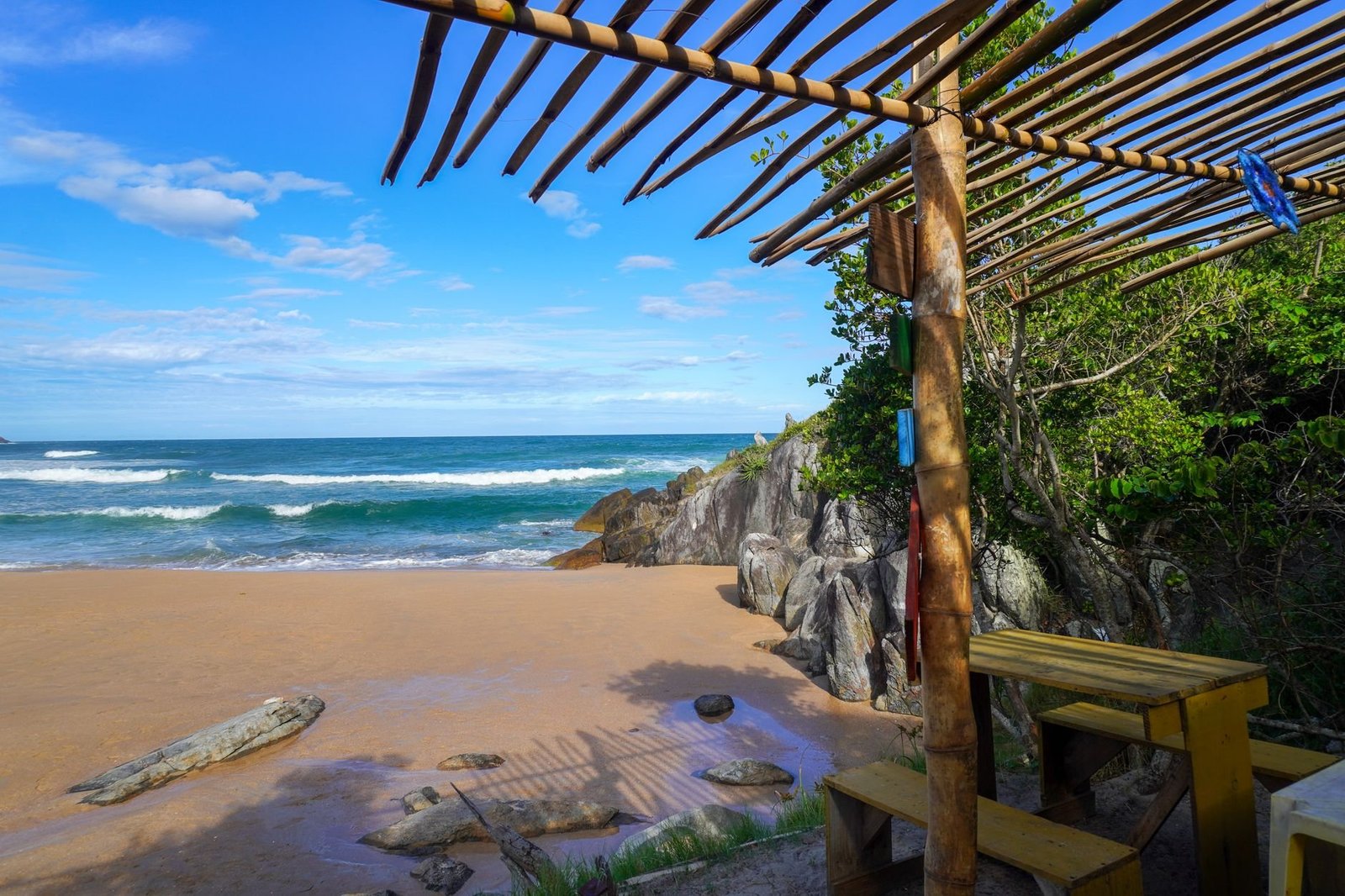 Praia da Tartaruga em Búzios: Charme e Tranquilidade 2 Bancos de madeira em praia tropical de Búzios com mar calmo