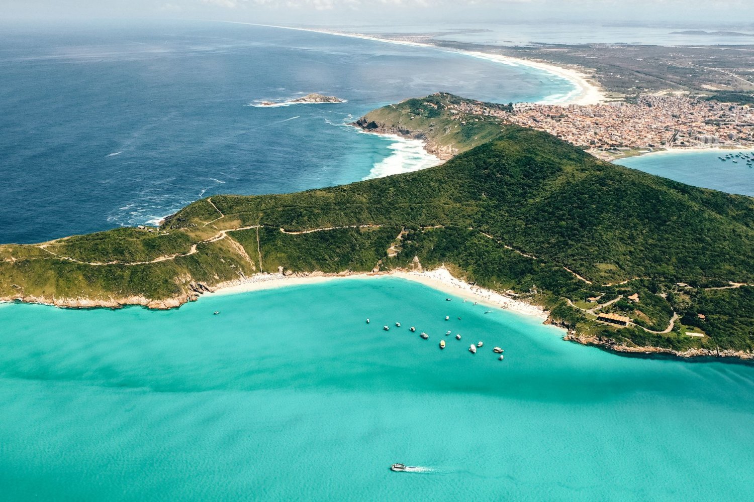 Cabo Frio: o Que Fazer, Praias e Como Chegar do Rio 4 Mar turquesa e transparente típico das praias de Cabo Frio