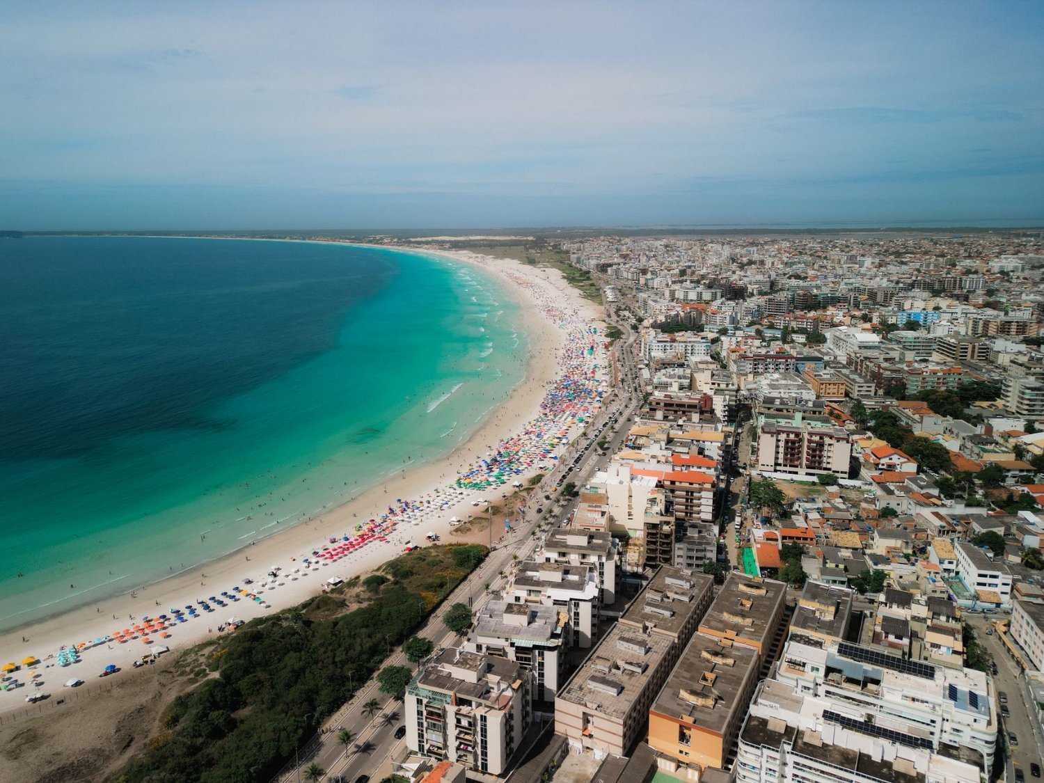 Cabo Frio: o Que Fazer, Praias e Como Chegar do Rio 2 Vista aérea de praia movimentada em Cabo Frio, na Região dos Lagos