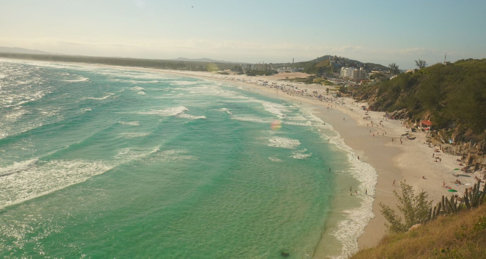 Cabo Frio: o Que Fazer, Praias e Como Chegar do Rio 1 Vista da Praia Grande em Cabo Frio, com areia branca e mar azul