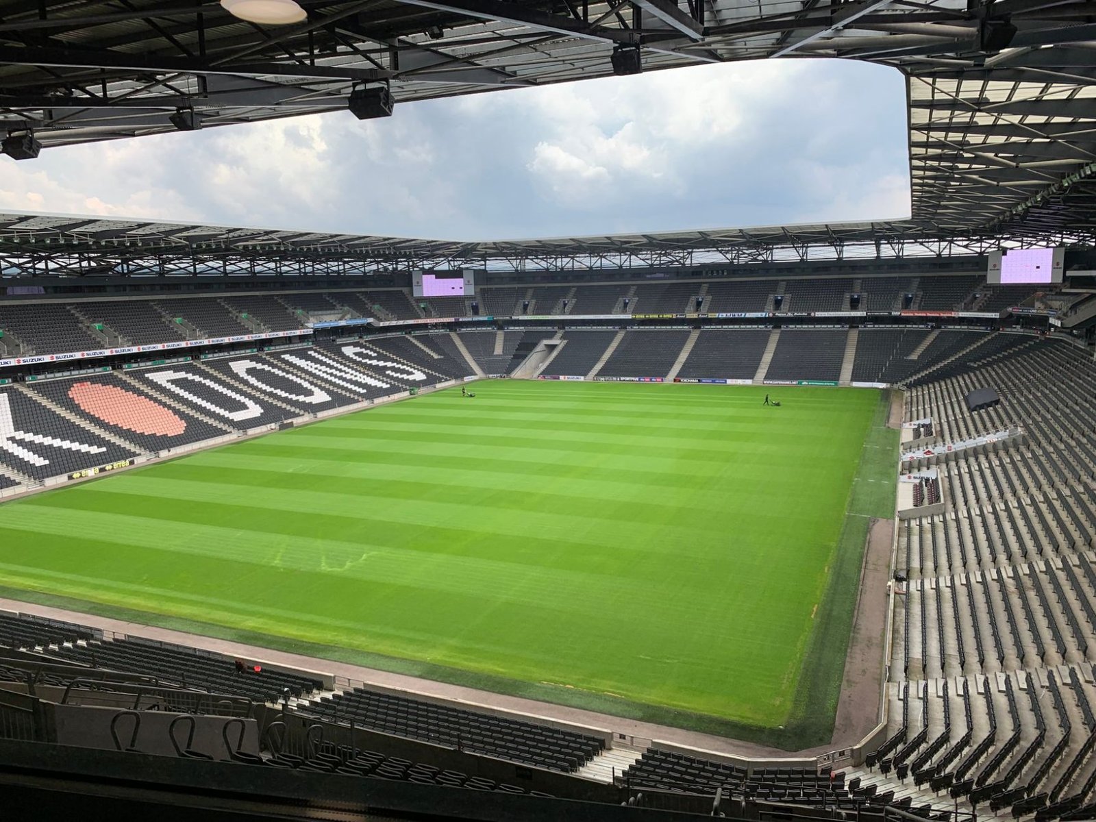 Tour no Maracanã: Como Funciona, Preços e Bastidores 2 Campo de futebol vazio com gramado verde
