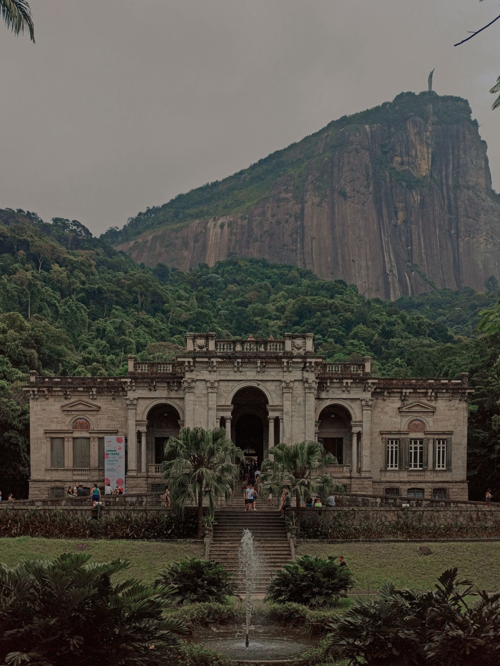 Centro Histórico do Rio: Roteiro a Pé por Cinelândia e Arredores 3 Prédio histórico com arcos e fachada decorada no centro do Rio de Janeiro