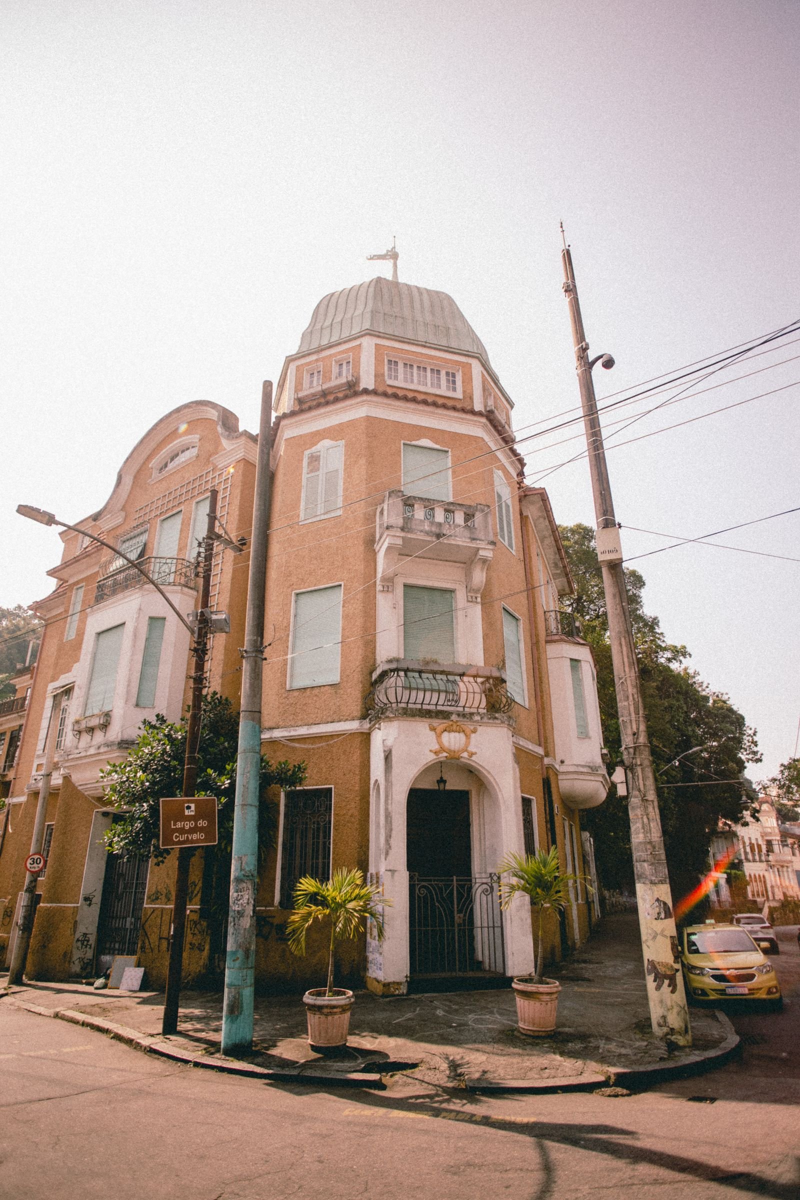 Centro Histórico do Rio: Roteiro a Pé por Cinelândia e Arredores 4 Rua com arquitetura clássica no centro histórico do Rio de Janeiro