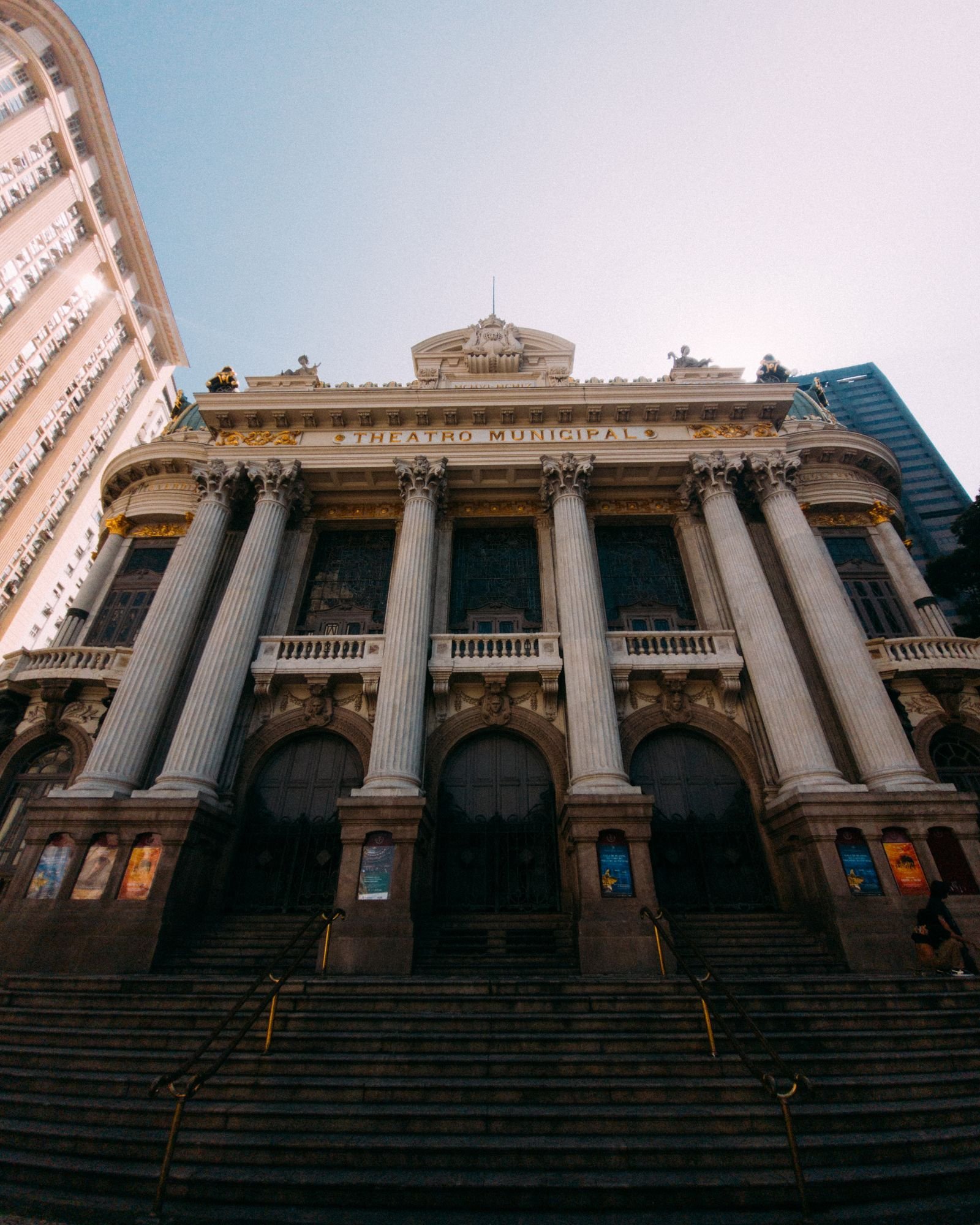 Centro Histórico do Rio: Roteiro a Pé por Cinelândia e Arredores 2 Detalhe da fachada do Theatro Municipal do Rio de Janeiro em estilo eclético
