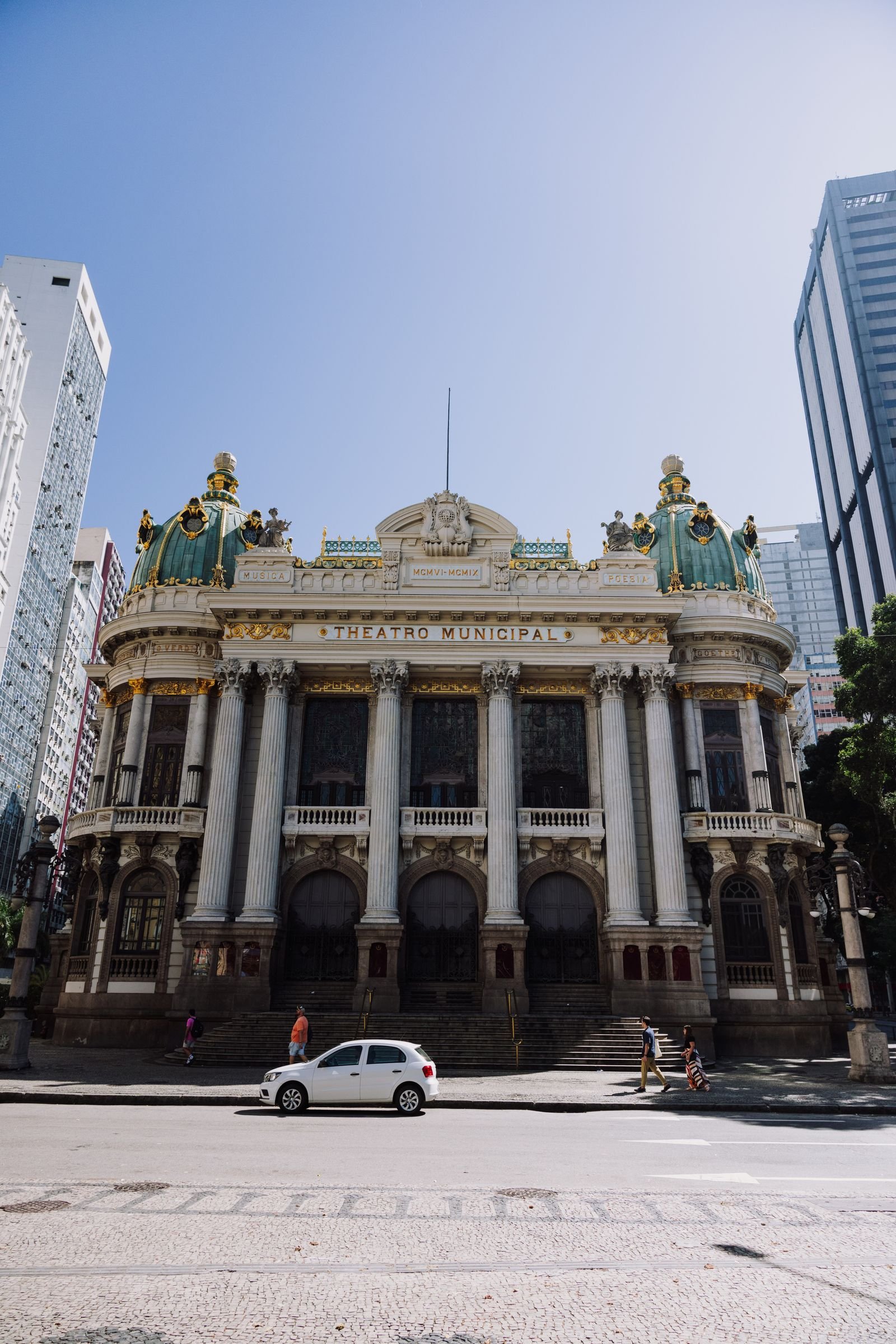 Centro Histórico do Rio: Roteiro a Pé por Cinelândia e Arredores 1 Fachada do Theatro Municipal do Rio de Janeiro, no centro histórico da cidade