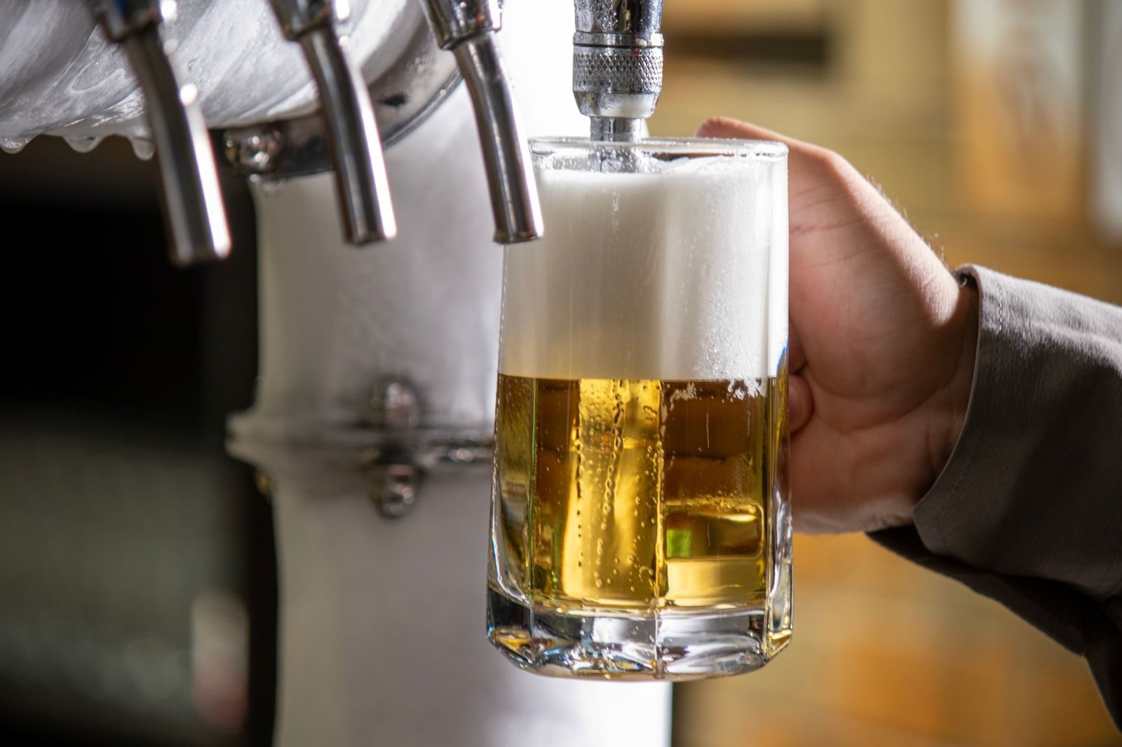 Comidas Típicas do Rio de Janeiro: o Que Comer na Cidade 4 Bartender servindo chope gelado num copo pint, típico de boteco carioca