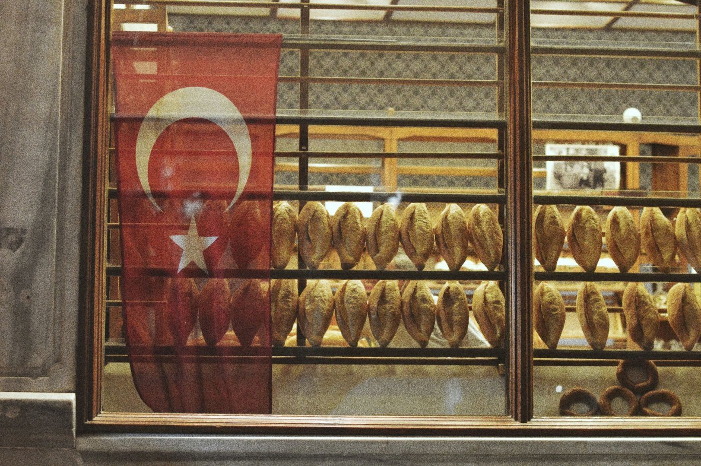 Confeitaria Colombo: Tradição e Charme no Centro do Rio 4 Vitrine de padaria com pães e folhados frescos