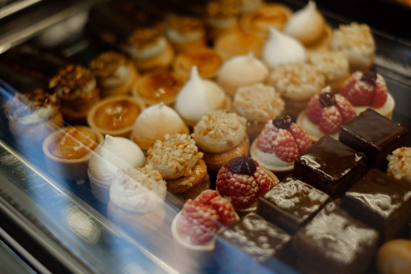 Confeitaria Colombo: Tradição e Charme no Centro do Rio 2 Seleção de pastéis e doces franceses servidos em confeitaria