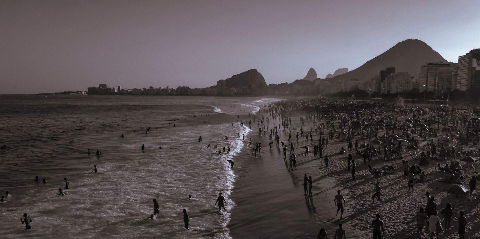 Réveillon em Copacabana 2027: o que esperar da virada 4 Vista aérea de Copacabana ao entardecer com multidão na praia
