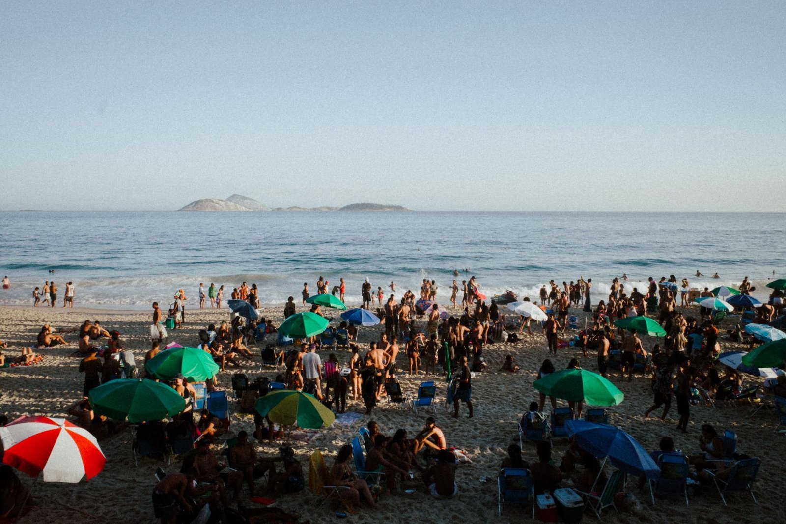 Réveillon em Copacabana 2027: o que esperar da virada 3 Cena de multidão na praia de Copacabana durante o dia
