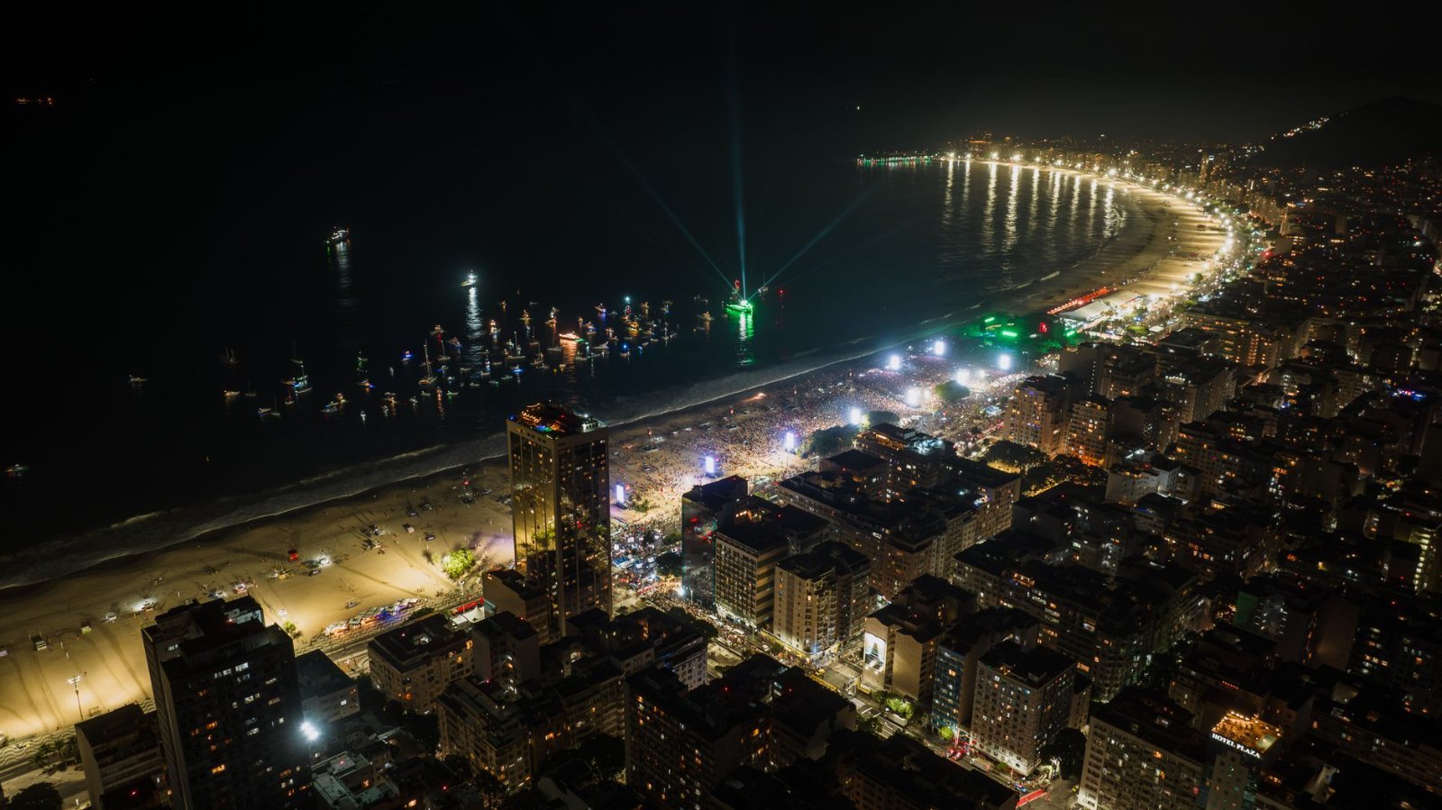 Réveillon em Copacabana 2027: o que esperar da virada 2 Vista aérea noturna de Copacabana iluminada