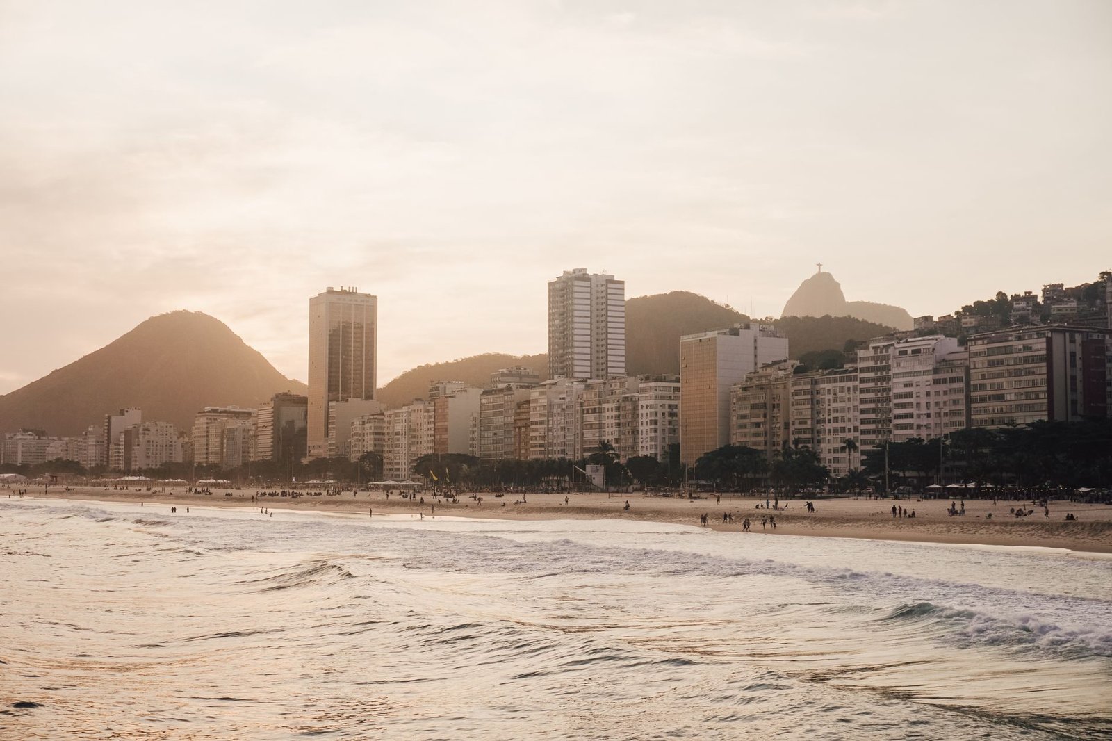 Roteiro de 3 Dias no Rio de Janeiro: o Essencial 3 Vista panorâmica da praia de Copacabana ao entardecer com o horizonte iluminado