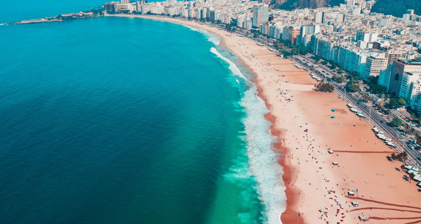 Réveillon em Copacabana 2027: o que esperar da virada 1 Vista aérea da orla de Copacabana ao entardecer