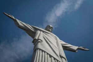 Vista espetacular do Cristo Redentor contra o céu azul