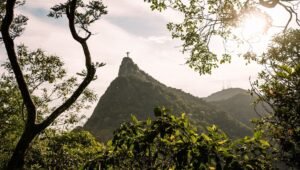 Vista do Cristo Redentor emoldurado pela copa das árvores da Floresta da Tijuca no Rio de Janeiro