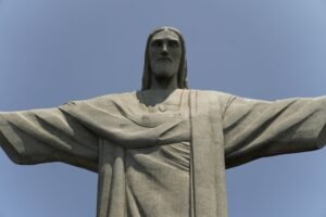 Estátua do Cristo Redentor com céu azul no Rio de Janeiro