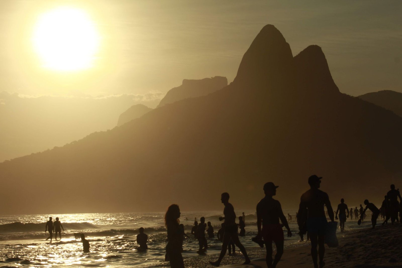 Trilha Dois Irmãos: vista para Ipanema e Leblon 3 Pôr do sol com o Morro Dois Irmãos ao fundo