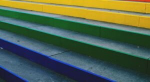Escadaria Selarón com azulejos coloridos em tons de azul, amarelo e verde no Rio de Janeiro