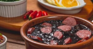 Prato de feijoada carioca com arroz, couve, farofa, laranja e torresmo