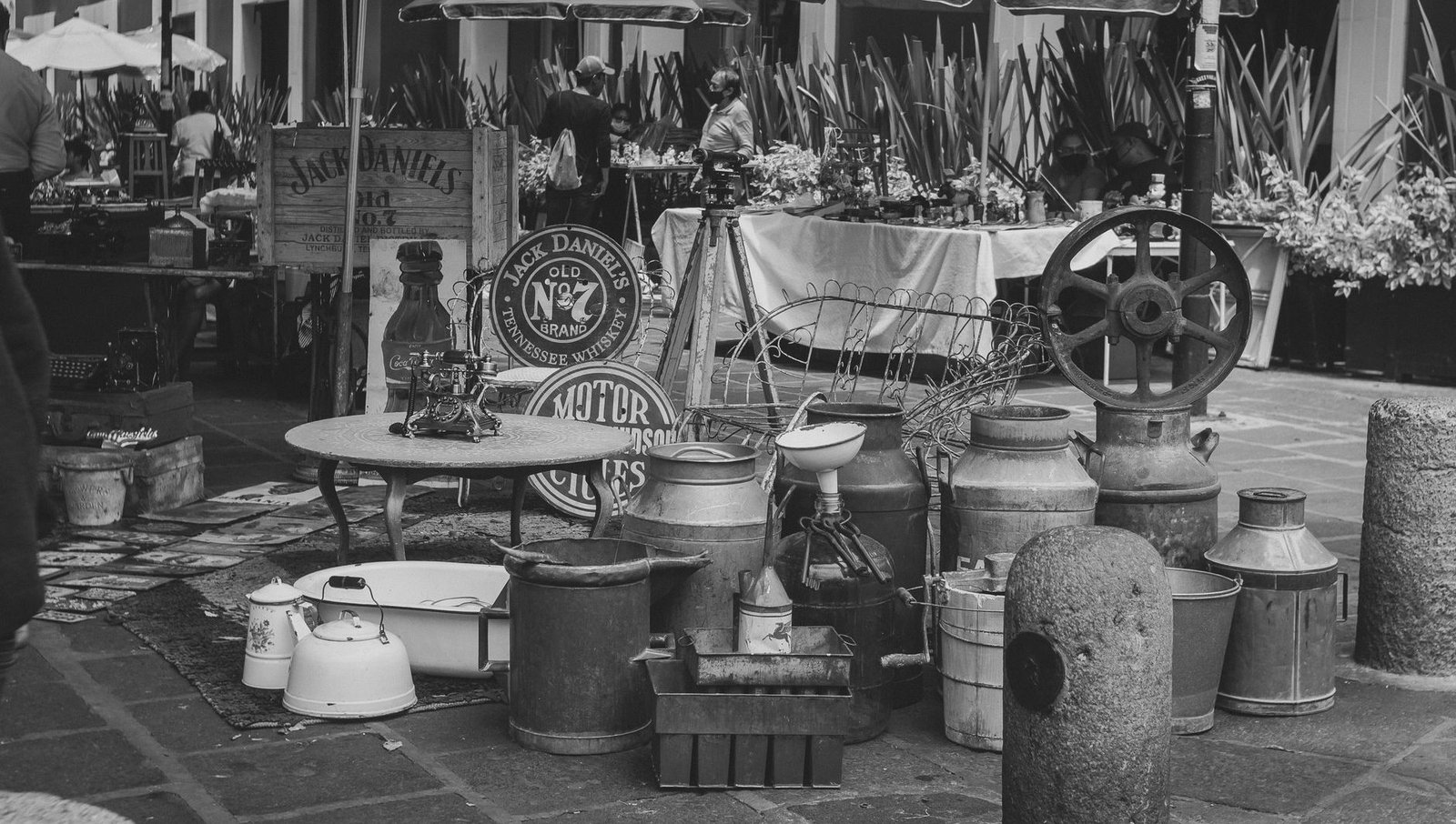 Feira de Antiguidades da Praça XV: o Que Encontrar e Como Aproveitar 1 Barraca de feira de antiguidades com objetos variados, quadros e móveis à venda na Praça XV do Rio de Janeiro