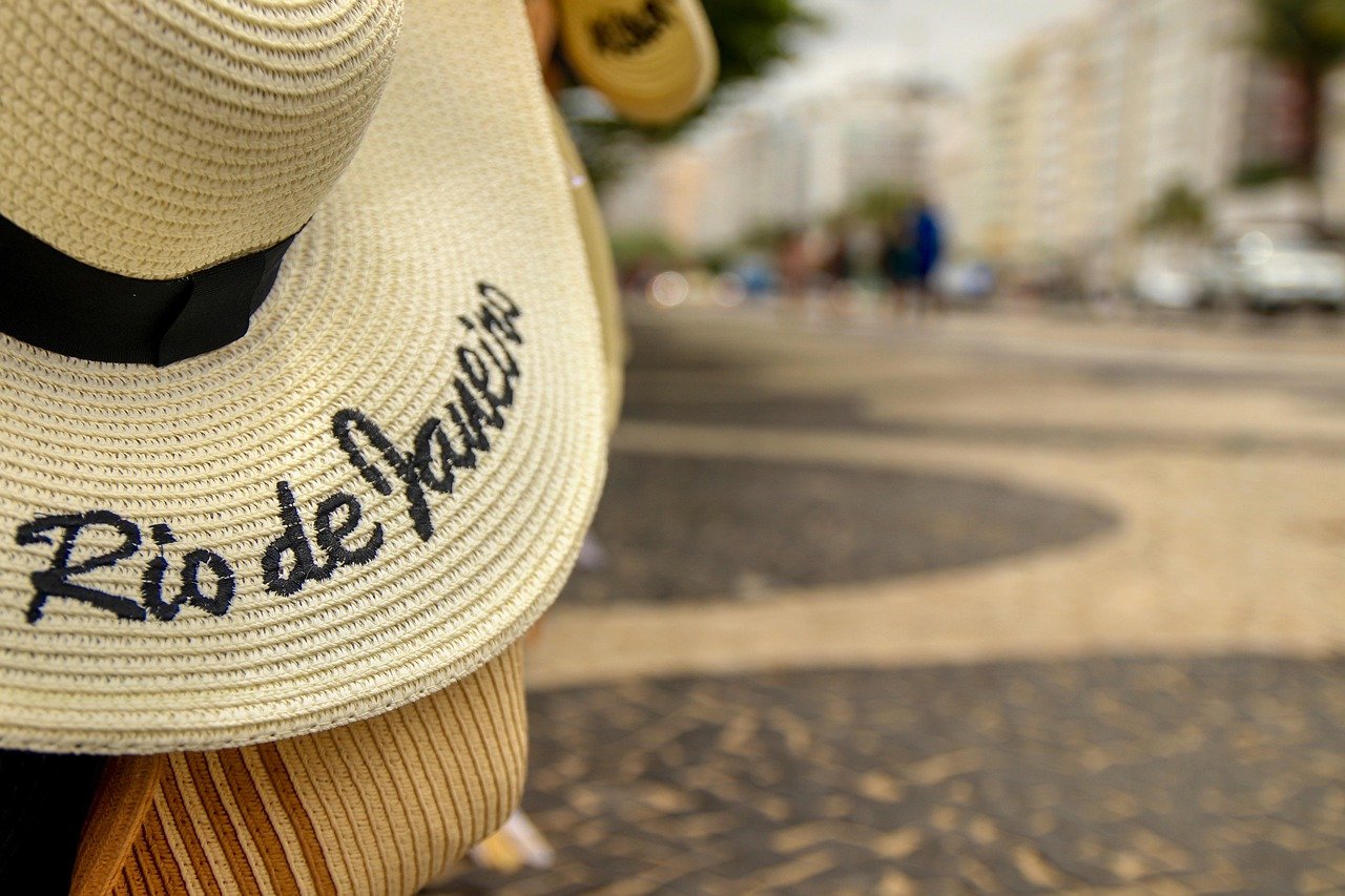 Feira Hippie de Ipanema: Horários, Dicas e o Que Comprar 1 Feira Hippie de Ipanema - chapéus e souvenirs em barraca de rua no Rio de Janeiro